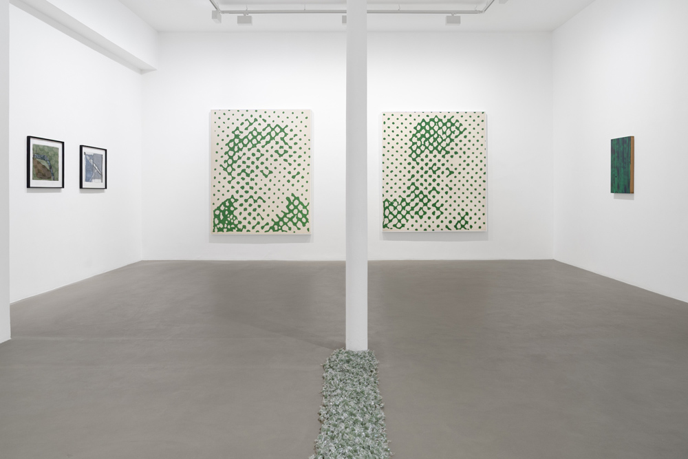  Galerie Chantal Crousel © Marcel Broothaers, Roberto Cuoghi, David Douard, Mimosa Echard, Pierre Huyghe, Jean-Luc Moulène, Mike Kelley, Heimo Zobernig/ADAGP, Paris (2026)