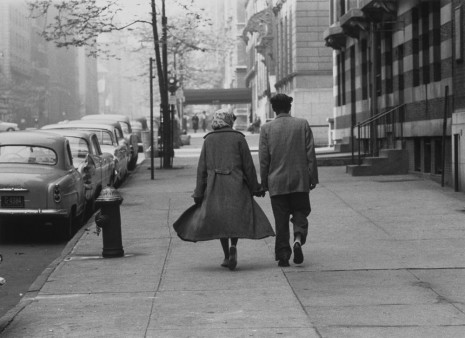 Roy DeCarava, Couple walking, Park Avenue, 1960, David Zwirner