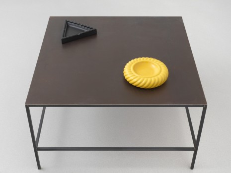 Valentin Carron, Une table basse deux cendriers, 2019 , Galerie Eva Presenhuber