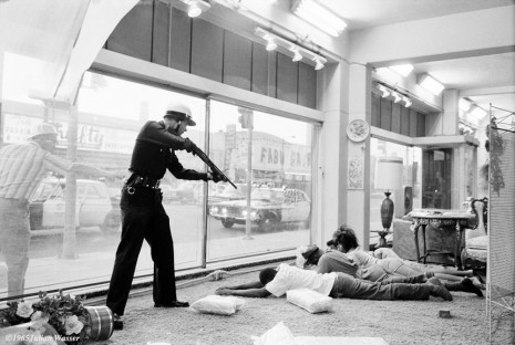 Julian Wasser, LAPD Watts Riot looters, 1965/2012, Wentrup