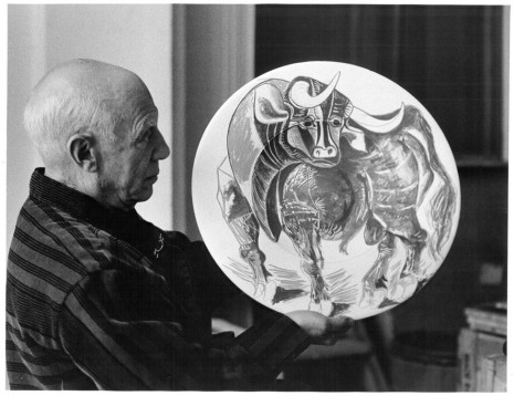 David Douglas Duncan, Picasso et céramique (taureau) [Picasso and ceramic (taurus)] , Summer 1957, Villa La Californie, Cannes, Hauser & Wirth
