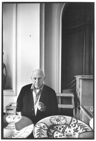David Douglas Duncan, Picasso et céramique (oiseau) [Picasso and ceramic (bird)], 1957, Villa La Californie, Cannes, Hauser & Wirth