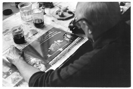David Douglas Duncan, Picasso peignant la série Pepe Illo à l'aquatinte [Picasso painting the Pepe Illo series with aquatint], 1957, Villa La Californie, Cannes , Hauser & Wirth