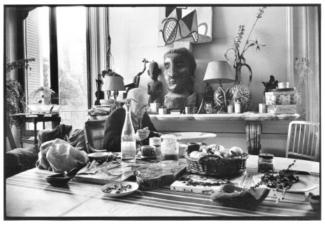 David Douglas Duncan, Picasso et céramique (hibou) [Picasso and ceramic (owl)], Spring 1957, Villa La Californie, Cannes , Hauser & Wirth