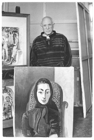 David Douglas Duncan, Pablo Picasso avec le portrait de Jacqueline à l'écharpe noire (1954) [Pablo Picasso with the portrait Jacqueline à l'écharpe noire (1954)], 1957, Villa La Californie, Cannes , Hauser & Wirth