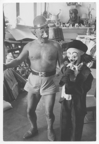 David Douglas Duncan, Pablo Picasso et son fils Claude déguisés en clown [Pablo Picasso and his son Claude disguised as clown], 1957, Villa La Californie, Cannes , Hauser & Wirth