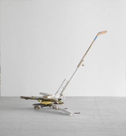Abraham Cruzvillegas, Selbstporträt mit rückwärtiger, ökonomischer Beschleunigung und üppig Bergamotte, 2011, Galerie Chantal Crousel