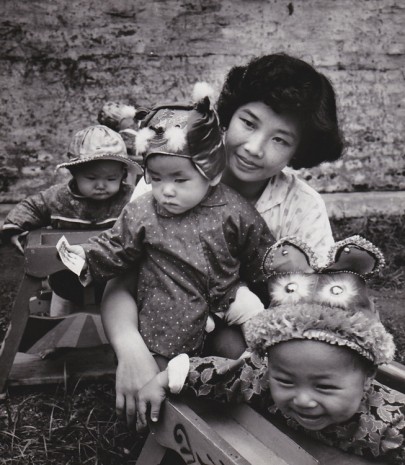 Agnès Varda , Chine, les chapeaux au jardin d’enfants 1, 1957 , Galerie Nathalie Obadia