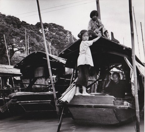 Agnès Varda , Canton (Chine), femme et enfants sur une embarcation, 1957 , Galerie Nathalie Obadia