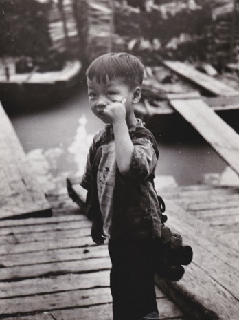 Agnès Varda , Canton (Chine), enfant sur les planches au village flottant, 1957 , Galerie Nathalie Obadia