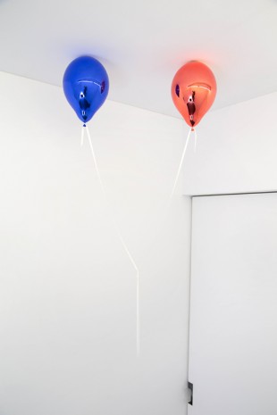 Jeppe Hein, Wishes for Two (medium blue and medium red), 2019, Galleri Nicolai Wallner