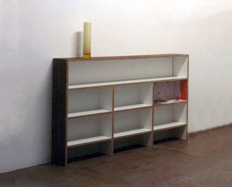 Tobias Rehberger, Untitled (Regal / Blumenvase), 2001 , Galería Heinrich Ehrhardt