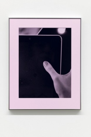 Josephine Pryde, Thumb, Pad (Pink Filter), 2014 / 2020 , Galerie Neu