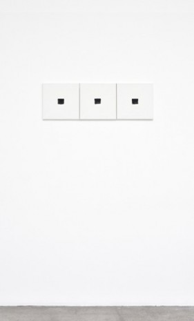 Niele Toroni, 3 Empreintes de pinceau N°50 à intervalles réguliers de 30 cm, 2017, Marian Goodman Gallery