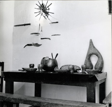 Agnès Varda, Service de table et début de la collection de couteaux, 1955, Galerie Nathalie Obadia