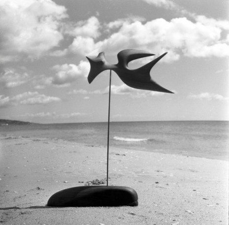Agnès Varda, Sète, sculpture sur la plage de la corniche, 1958, Galerie Nathalie Obadia
