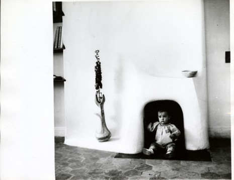 Agnès Varda, Cheminée rue Daguerre avec Rosalie Varda, 1959, Galerie Nathalie Obadia