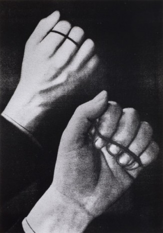 Alessandra Spranzi, Due mani con dita legate (L’insieme è nero), 2020 , Monica De Cardenas