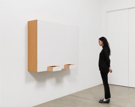 Haim Steinbach, Untitled (box with handkerchief - Hector/Michelle), 1993, Tanya Bonakdar Gallery