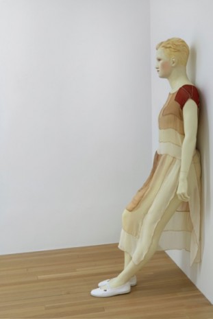 Lucy McKenzie, Leaning Mannequin (Polychrome / l’Orage), 2021, Galerie Buchholz