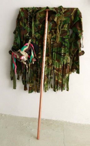 Sarkis, 2015.03. Sculpture de cuivre avec veste militaire et sac Tsumori Chisato, 2015, Galerie Nathalie Obadia