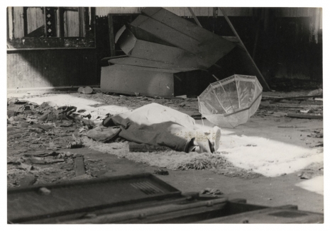 Alvin Baltrop, The Piers (body under cloth, umbrella), n.d. (1975-1986) , Galerie Buchholz