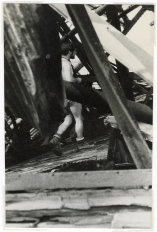 Alvin Baltrop, The Piers (man walking in wreckage), n.d. (1975-1986), Galerie Buchholz