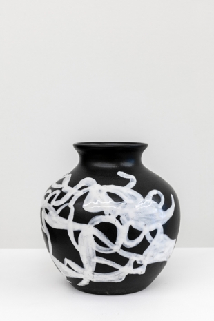 Carla Accardi, Vaso Bianco nero ceramica Deruta, 1981, MASSIMODECARLO