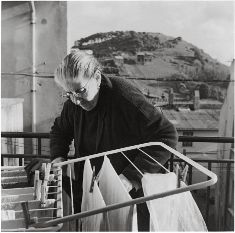 Patrick Faigenbaum, Salvatorica Sechi sur le balcon de la maison, Santulussurgiu, 1999 , Galerie Nathalie Obadia