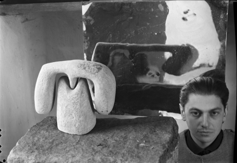 Agnès Varda, Pierre Székely et sa sculpture Rencontre (1953), sculpture en pierre. Marcoussis, 1956 , Galerie Nathalie Obadia