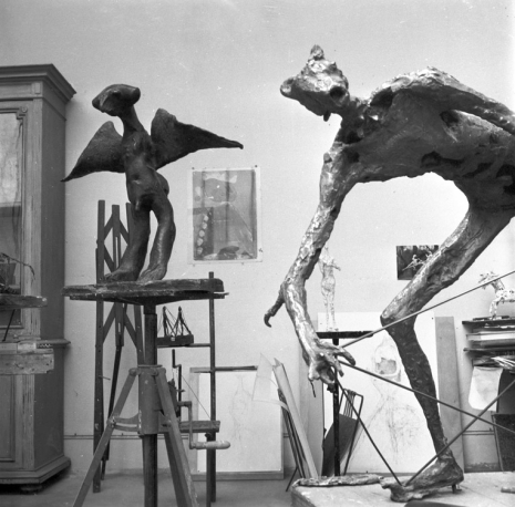 Agnès Varda, L'Homme de la nuit, grand (1954) et Le Griffu (1951-1952) de Germaine Richier, dans son atelier, 36, avenue de Chatillon, Paris 14ème., 1956 , Galerie Nathalie Obadia