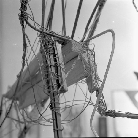 Agnès Varda, Armature dans l'atelier de Germaine Richier, 36, avenue de Chatillon, Paris 14ème. Détail., 1956, Galerie Nathalie Obadia