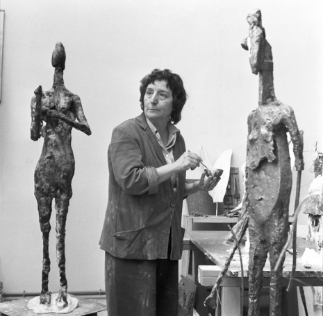 Agnès Varda, Germaine Richier dans son atelier avec Le Grain (1955) et une des figures du Couple (1956), 36, avenue de Chatillon, Paris 14ème., 1956 , Galerie Nathalie Obadia