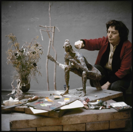 Agnès Varda, Germaine Richier dans son atelier avec La Sauterelle, moyenne (1945), 36, avenue de Chatillon, Paris 14ème., 1956 , Galerie Nathalie Obadia