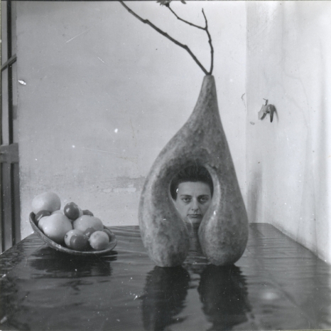 Agnès Varda, Nature morte rue Daguerre : des fruits, un vase et Valentine Schlegel, dite Linou. Paris, 1955 , Galerie Nathalie Obadia