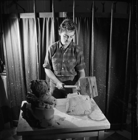 Agnès Varda, Valentine Schlegel, séance de modelage dans l'atelier de la rue Vavin n°2. Paris, Circa 1951 , Galerie Nathalie Obadia