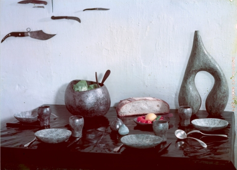 Agnès Varda, Nature morte rue Daguerre. Vaisselle, sculpture et couteaux de Valentine Schlegel. Paris, 1955 , Galerie Nathalie Obadia