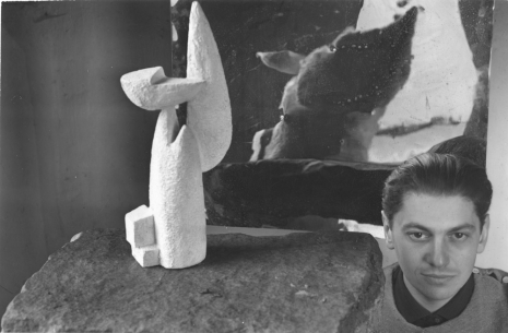 Agnès Varda, Pierre Székely et sa sculpture Ange vertical (1955) en pierre d'Euville. Marcoussis, 1956 , Galerie Nathalie Obadia