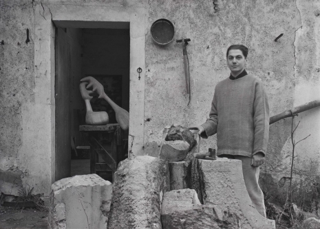 Agnès Varda, Pierre Székely posant devant son atelier. Au fond : sa sculpture Mâchoire d'âne (1955), sculpture en bois. Marcoussis, 1956 , Galerie Nathalie Obadia