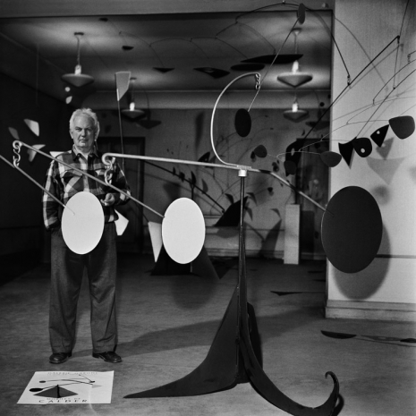 Agnès Varda, Calder installant Aix. Saché. Roxbury (1953-54) à la Galerie Maeght. Paris, 1956 , Galerie Nathalie Obadia