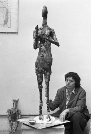 Agnès Varda, Germaine Richier dans son atelier avec Le Grain (1955), 36, avenue de Chatillon, Paris 14ème., 1956 , Galerie Nathalie Obadia