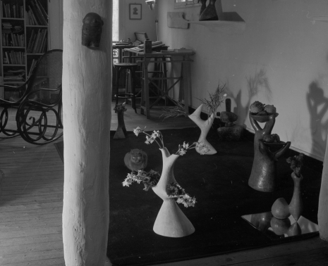 Agnès Varda, Installation de vases et sculptures de Valentine Schlegel, chez elle, rue Bezout, Paris 14ème, Circa 1959 , Galerie Nathalie Obadia