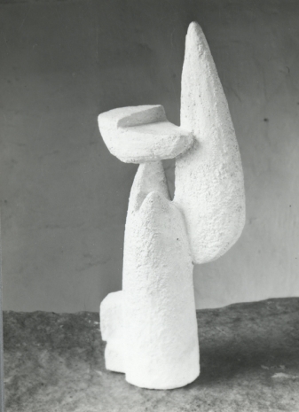 Agnès Varda, Ange vertical (1955), sculpture de Pierre Székely en pierre d'Euville. Marcoussis, 1958 , Galerie Nathalie Obadia