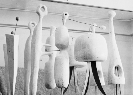Agnès Varda, Personnages stylisés (1954), ensemble de céramiques de Vera et Pierre Székely et André Borderie. Bures-sur-Yvette, 1954 , Galerie Nathalie Obadia
