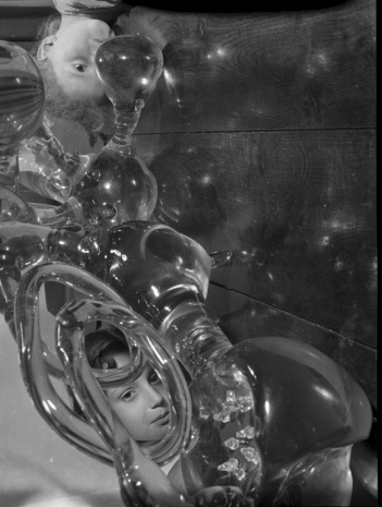 Agnès Varda, Deux enfants (dont Anne-Maria Székely, à droite) posant derrière des sculptures en verre soufflé empli d'alcools polychromes (1956), de Pierre Székely (Sculptures métaboliques en verre soufflé représentant les trois voies de la pénétration..., 1956 , Galerie Nathalie Obadia