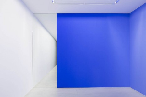 Pieter Vermeersch, Wall painting  (Blue 0-100% - Black 0-100% - Mirror), 2013, Perrotin