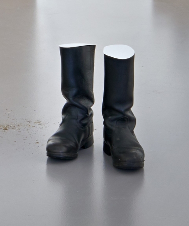 Anna Kolodziejska, untitled (boots), 2019, Galerie Bernd Kugler