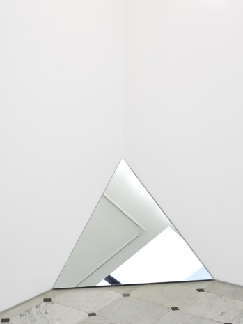 Trix & Robert Haussmann, Ecke 1 (Miroir d'angle triangulaire / Ecke IV), 2013 , Herald St