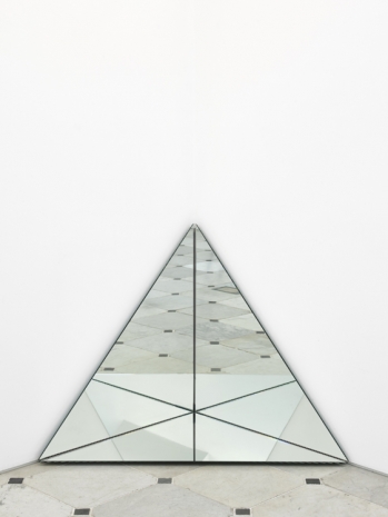 Trix & Robert Haussmann, Ecke 2 (Miroir d'angle triangulaire / Ecke II), 2013 , Herald St