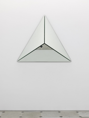 Trix & Robert Haussmann, Ecke 3 (Miroir d'angle en triangulaire biaisé / Ecke III), 2013 , Herald St